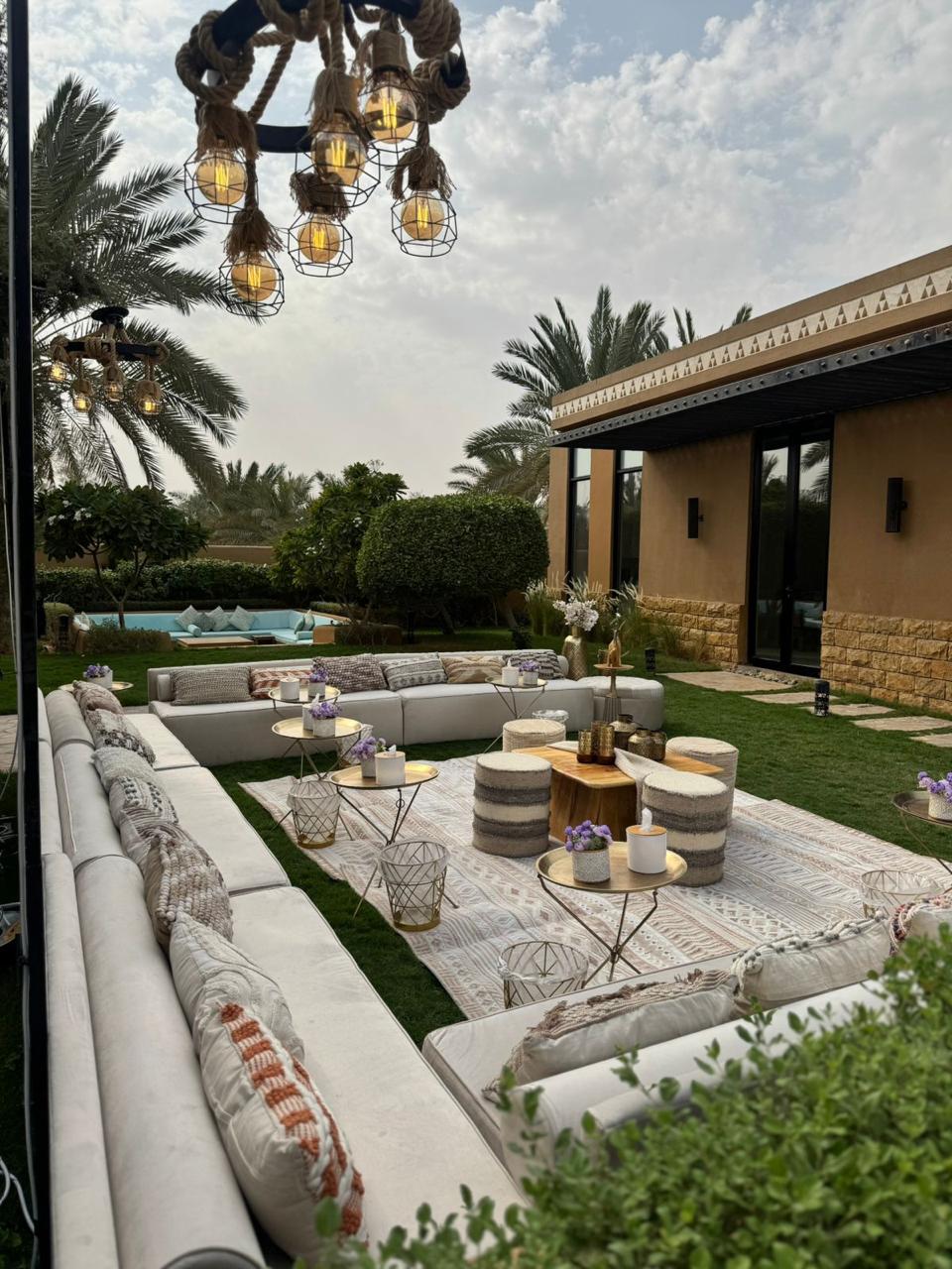 طاولات وكراسي VIP
